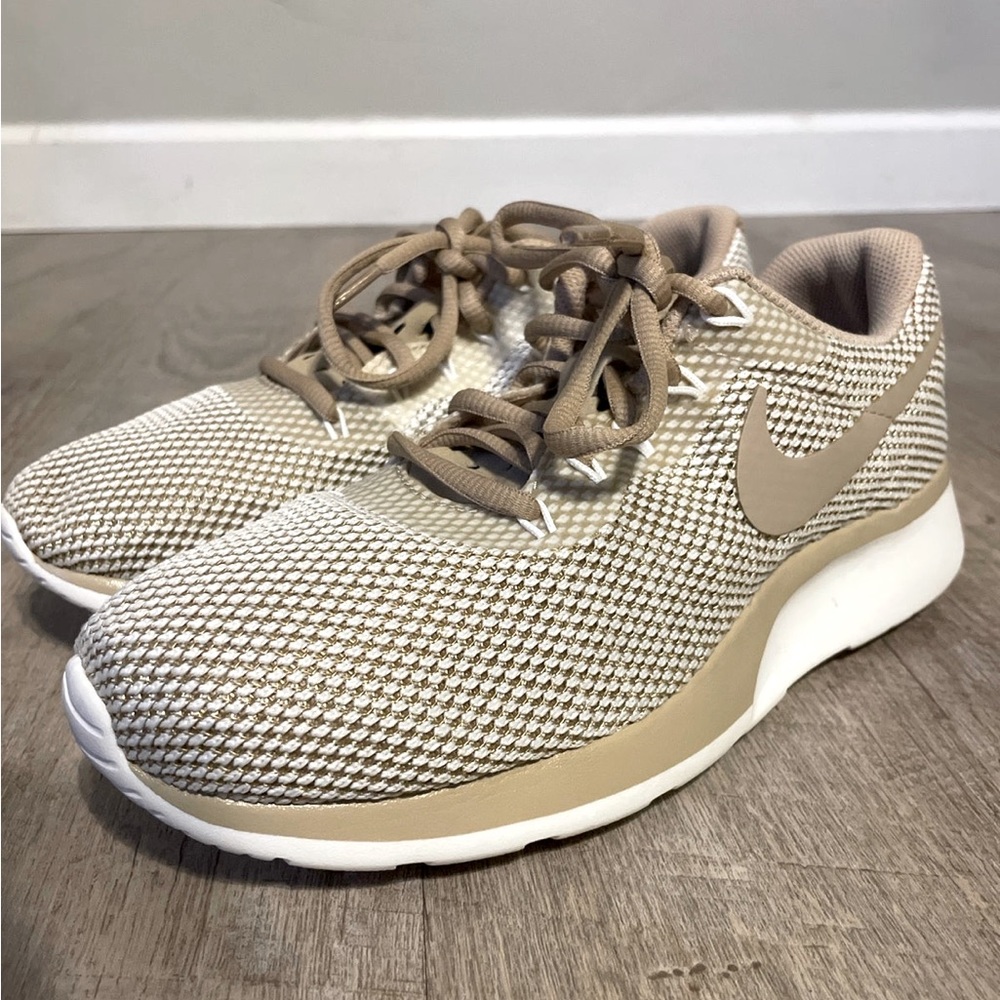 Nike Tanjun Women’s 8 Running Training Shoe Sneaker Khaki Tan Beige Low Top EUC
